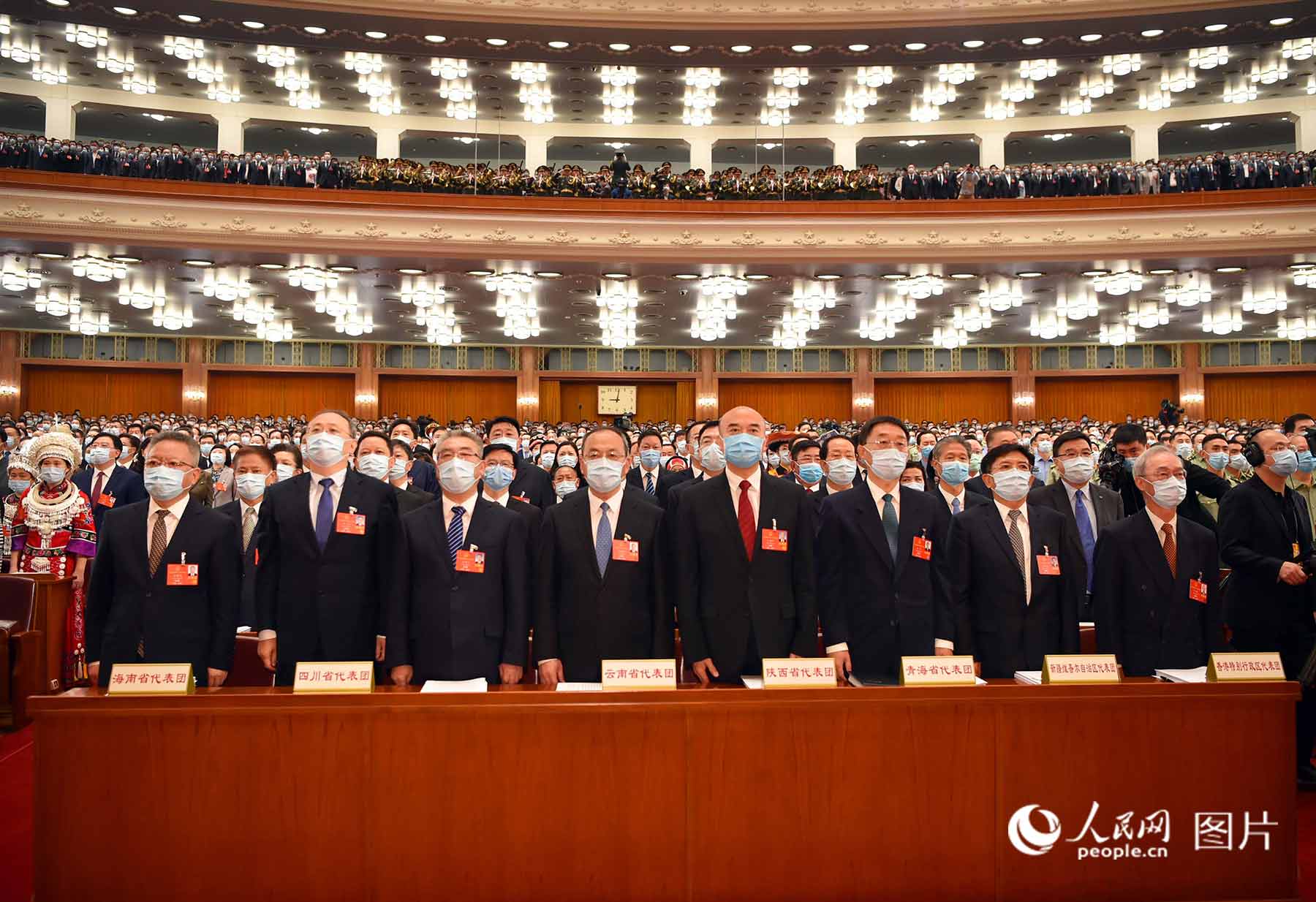 代表們高唱國歌。人民日報、人民網(wǎng)記者 雷聲 攝