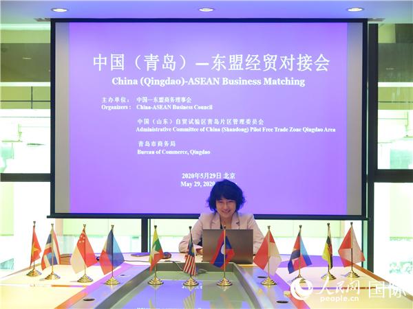 圖為中國—東盟商務理事會常務秘書長劉欣主持會議