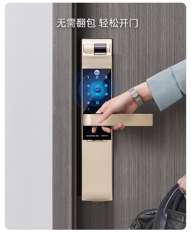 手里拿著手機(jī)的照片

描述已自動(dòng)生成