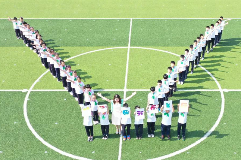 崇明區(qū)東門小學(xué)學(xué)生和老師們擺出一對翅膀，振翅欲飛。（來源：上海教育微信公眾號）