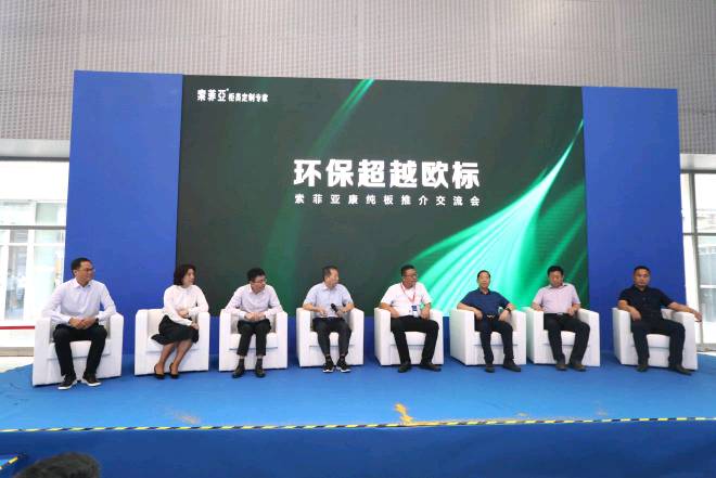 圖片包含 人, 建筑, 前, 男人
描述已自動生成