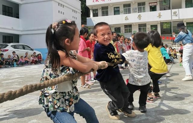 家有健康總裁李穎：共讀中華書，“伴你成長(zhǎng)”關(guān)愛偏遠(yuǎn)地區(qū)兒童