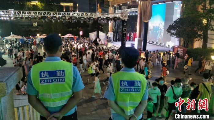 圖為，武漢警方加大大型活動(dòng)安保 卞鴻飛 攝