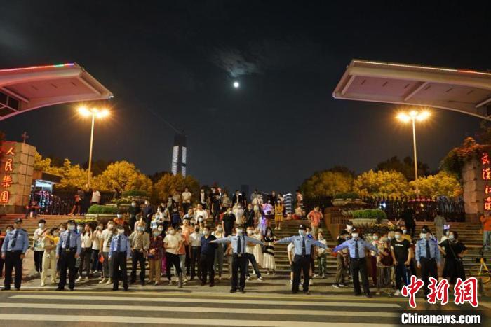 圖為，武漢警方加大大型活動(dòng)安保 唐時(shí)杰 攝
