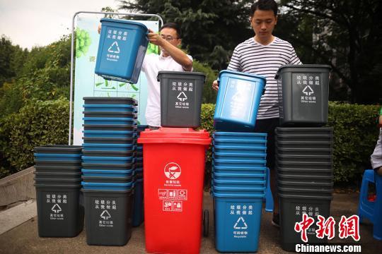資料圖：大學生將印有“垃圾分類，從我做起”字樣的垃圾桶擺放整齊?！°蟛?攝