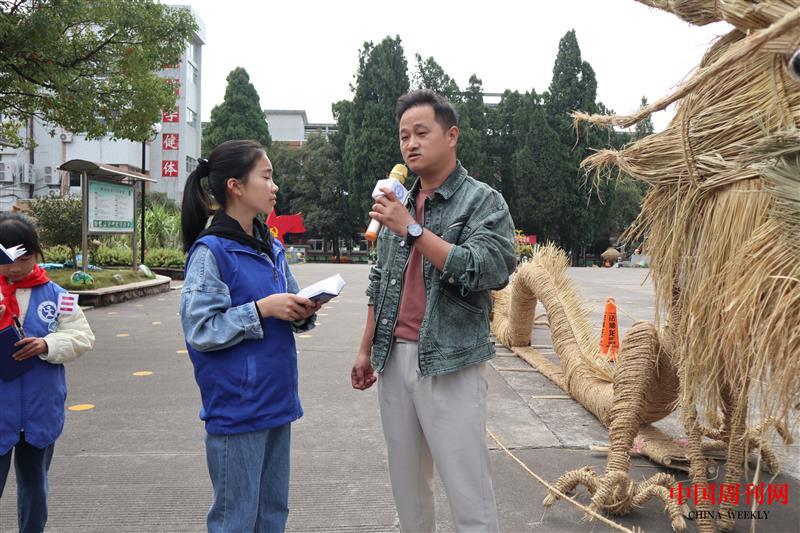 新華小記者葉昱彤采訪王宅小學(xué)總務(wù)主任徐洪標(biāo).jpg