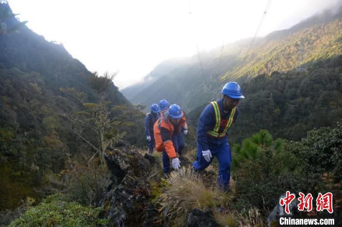 電力運維員穿越無人區(qū)開展巡檢工作。　張浪 攝