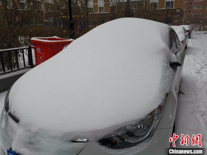 庭院的車輛被雪覆蓋?！〗x 攝