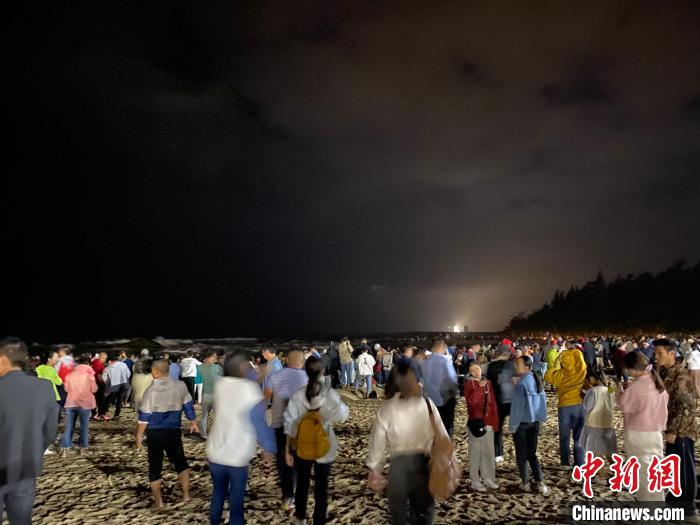 民眾在等候凌晨4時30分的火箭發(fā)射。凌楠 攝