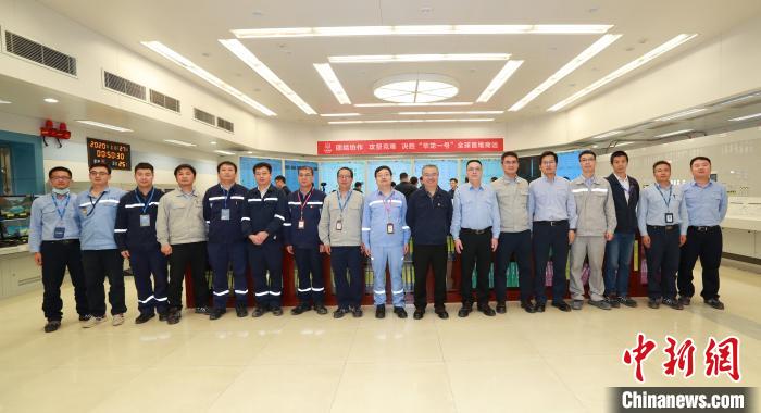 27日0時41分，華龍一號全球首堆——中核集團福清核電5號機組首次并網(wǎng)成功。圖為并網(wǎng)現(xiàn)場?！∵^東海 攝