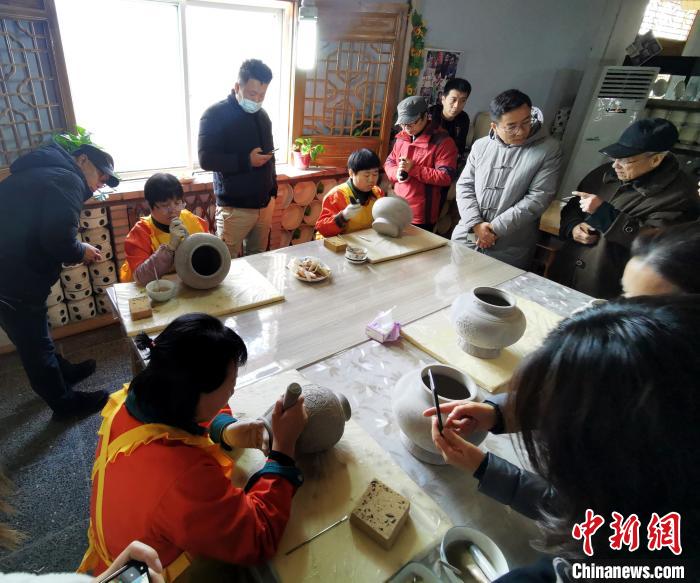 陽城縣僑楓瓷業(yè)有限公司的陶瓷體驗(yàn)館內(nèi)一片忙碌?！罱苡?攝