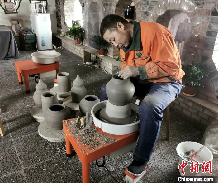 梁小板在陶瓷體驗(yàn)館內(nèi)忙碌著。　楊杰英 攝