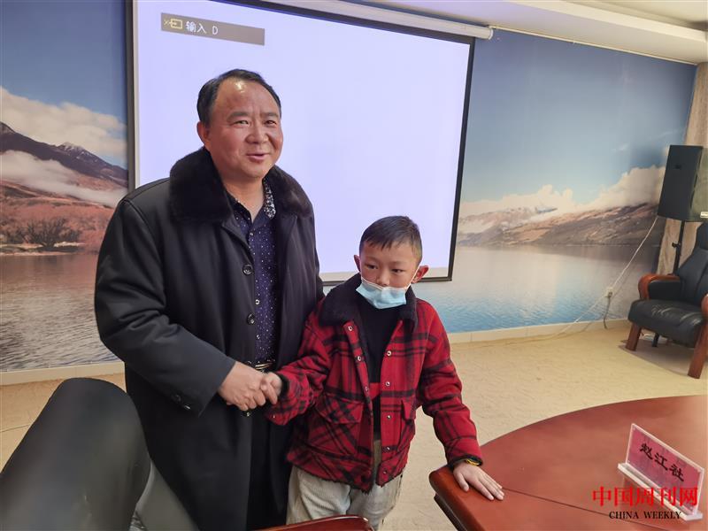 趙江社教授和小記者格薩平措合影.jpg