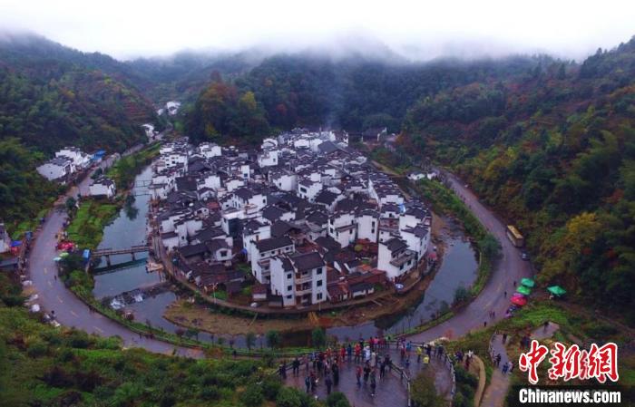航拍美麗山村江西婺源縣大鄣山鄉(xiāng)菊徑村。村莊山環(huán)水繞，小河成大半圓型，被譽為“中國最圓的村莊”。(資料圖) 劉占昆 攝