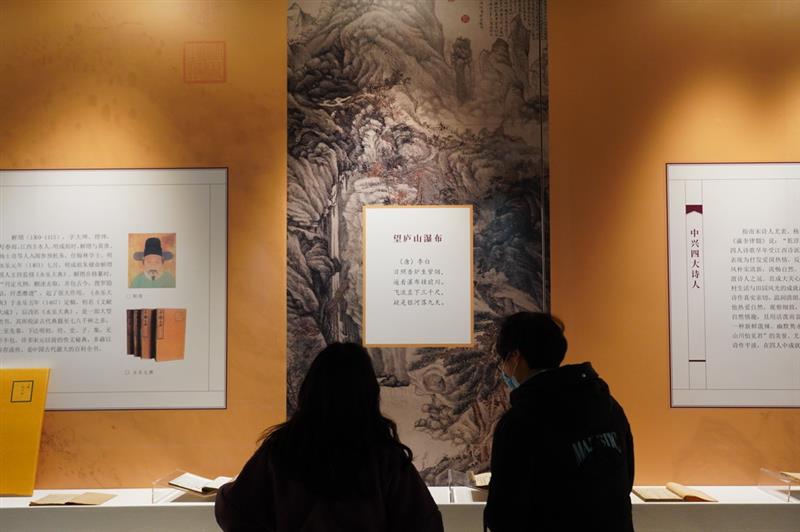 12月21日，觀眾在展覽上參觀。