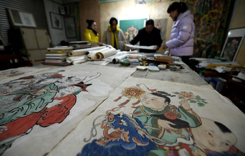 12月23日，民間畫師姚淑龍（右二）在石家莊市新華區(qū)燕趙藝術市場工作室向?qū)W生傳授繪畫技藝。