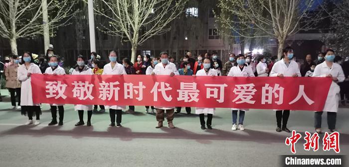援鄂42天回到五團(tuán)沙河鎮(zhèn)已是深夜，五團(tuán)沙河鎮(zhèn)熱烈歡迎袁萌載譽(yù)歸來。(資料圖) 武軒 攝