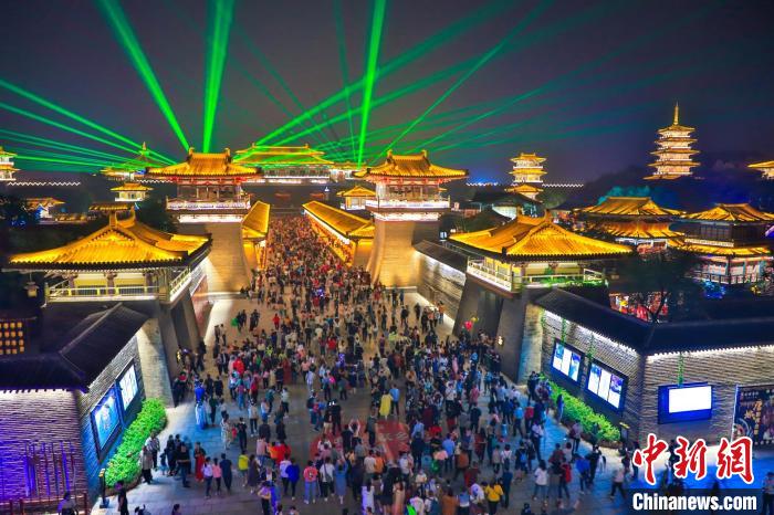 資料圖，圖為唐城景區(qū)夜游項(xiàng)目受歡迎。唐城景區(qū)供圖
