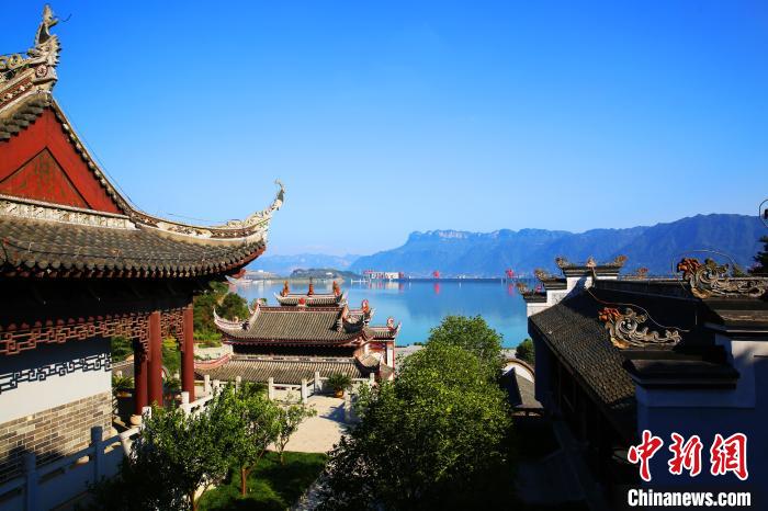 資料圖，圖為屈原祠與三峽大壩隔江相望，成為游客打卡熱門(mén)景區(qū)。宜昌市文化和旅游局供圖