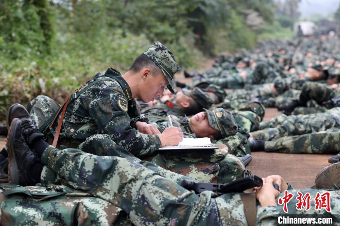 一名基層指揮員利用休息間隙制定作戰(zhàn)方案?！±邹H 攝