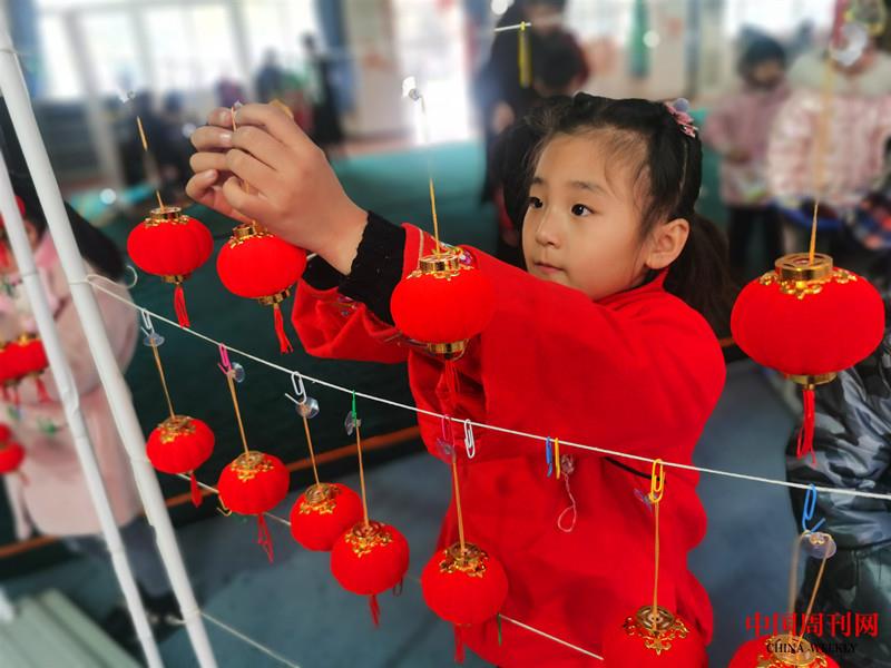 我是英語(yǔ)小達(dá)人，紅紅燈籠我來(lái)掛！_副本.jpg