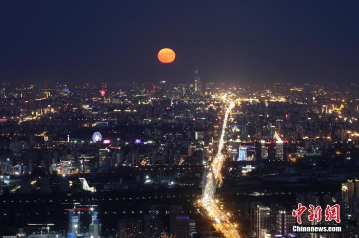 資料圖：2020年10月2日，北京，一輪明月在夜晚逐漸升起。<a target='_blank' href='http://www.chinanews.com/'>中新社</a>記者 盛佳鵬 攝 