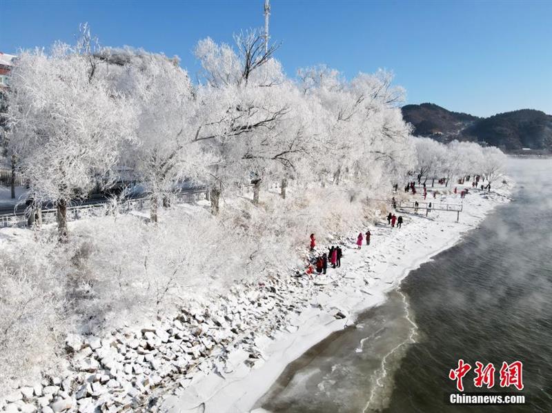 航拍松花江岸霧?。河駱洵傊Κq若仙境