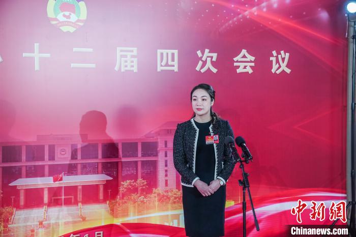 肖茈亓接受記者聯合采訪。　陳冠言 攝