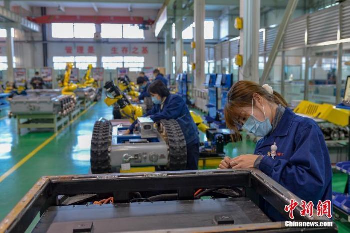 資料圖：工人正在組裝機(jī)器人。<a target='_blank' href='http://www.chinanews.com/'>中新社</a>記者 田雨昊 攝
