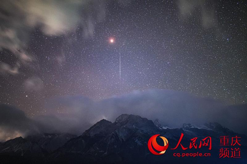獅子座流星，拖著長長的尾帶，從天際劃過（攝于云南麗江玉龍雪山）。 戴建峰攝