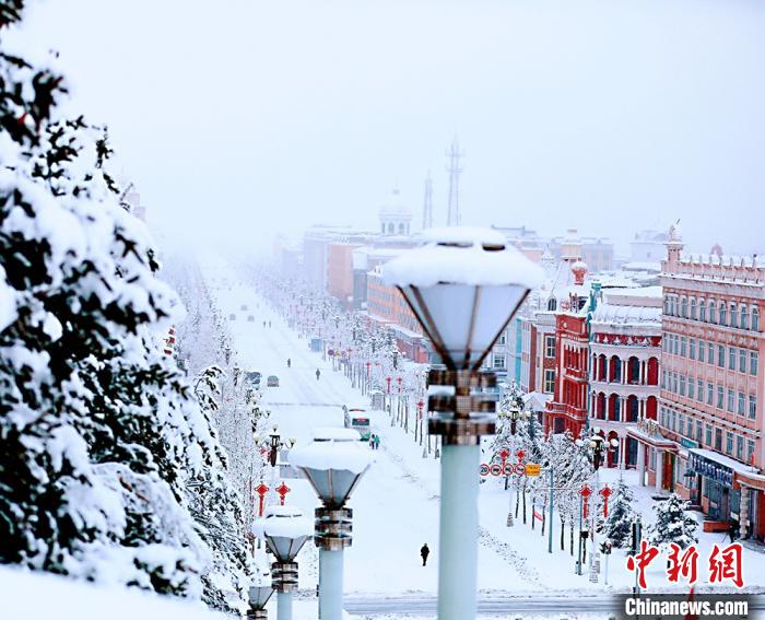 暴雪突襲，“神州北極”漠河一夜之間由春返冬。　王景陽(yáng) 攝