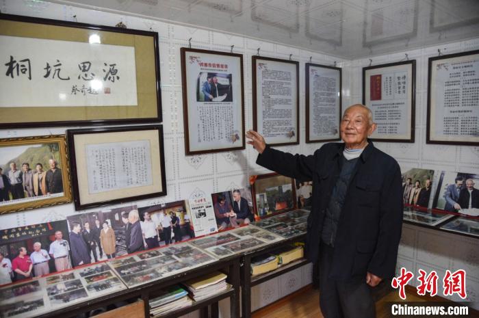 中共臺屬特委機關(guān)舊址紀念館原講解員辛杏春講述桐樹坑歷史 范宇斌 攝