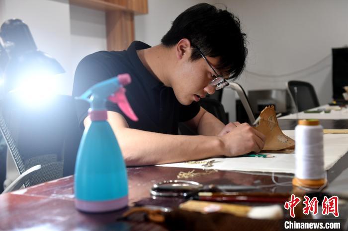 “90后”文物修復師瞿超正低頭手工修復民國時期影印的古籍《春秋繁露》?！蚊?攝