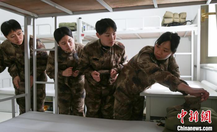 李偉教新兵整理內(nèi)務(wù)。受訪者提供 受訪者提供 攝