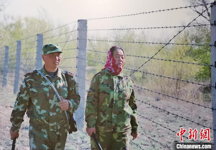 馬軍武夫婦在巡邊途中。(翻拍資料圖) 戚亞平 攝