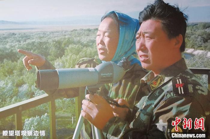 馬軍武夫婦在瞭望塔觀察邊情。(翻拍資料圖) 戚亞平 攝