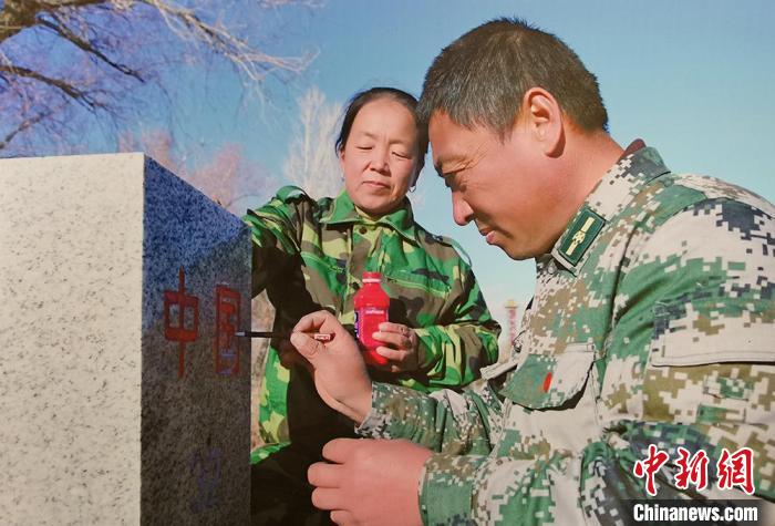 巡邊途中，馬軍武夫婦為界碑描紅。(翻拍資料圖) 戚亞平 攝