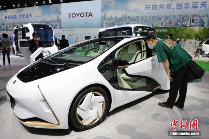 資料圖：在第三屆中國國際進口博覽會上，多個汽車品牌展示的新能源汽車成為參觀者關(guān)注的焦點。
<a target='_blank' href='http://www.chinanews.com/'>中新社</a>記者 殷立勤 攝