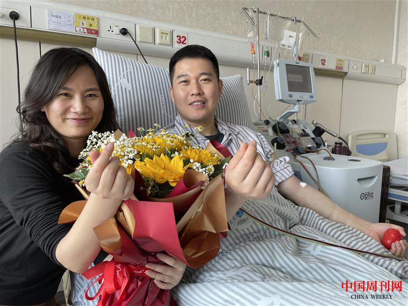 華國良的妻子捐獻當(dāng)天為丈夫比心點贊.jpg