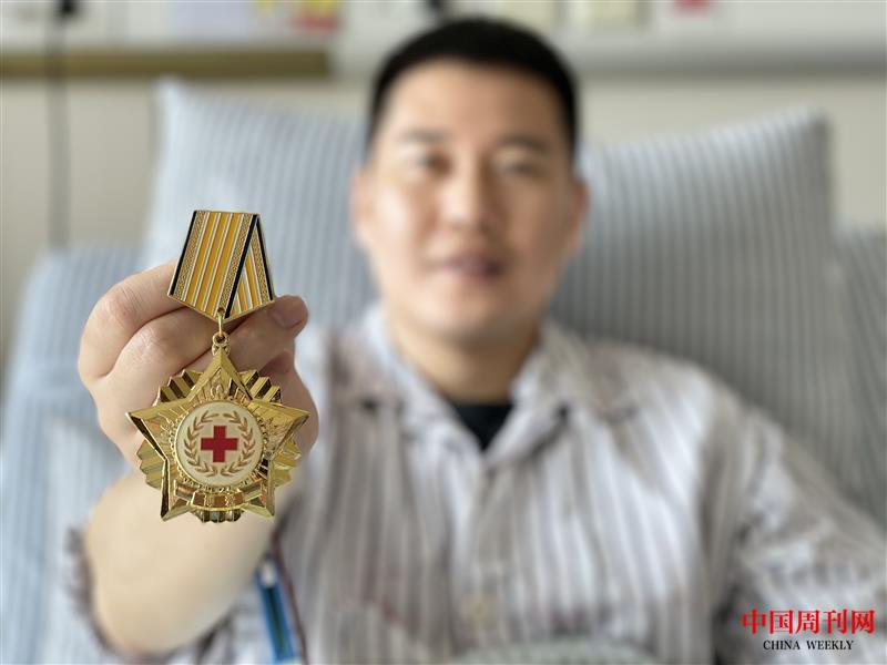 華國良展示博愛勛章.jpg