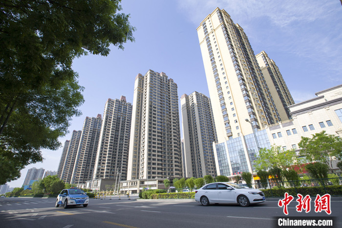 5月17日，山西太原，車輛從一樓盤前經(jīng)過。 <a target='_blank' href='http://www.chinanews.com/'>中新社</a>記者 張云 攝 　