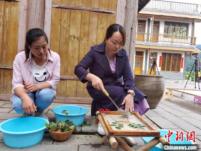圖為張勝迪創(chuàng)作紙漿壓花畫 周燕玲 攝