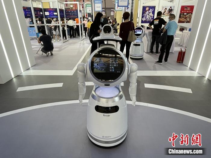 機(jī)器人增加測(cè)溫、提醒戴口罩等功能。<a target='_blank' href='http://www.chinanews.com/' >中新網(wǎng)</a>記者 吳濤 攝