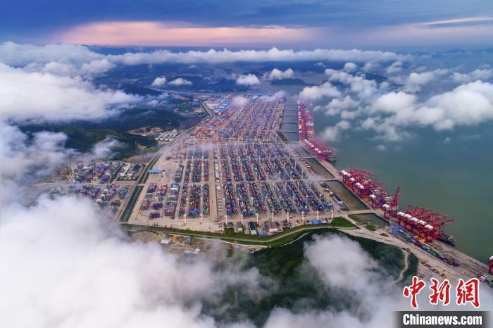 寧波港口一景?！∩蚍f俊 攝
