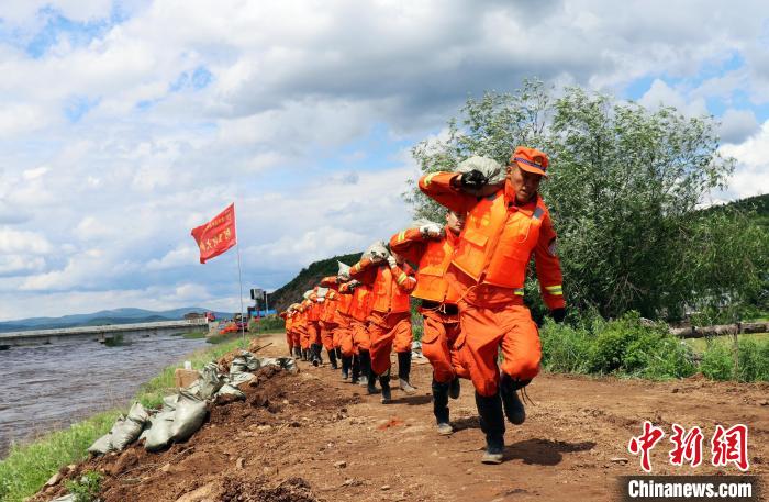 圖為森林消防指戰(zhàn)員進行救援。　賈凡 攝