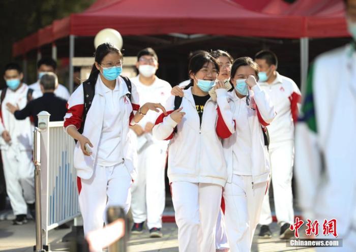 6月10日，在北京人大附中高考考點，考生面帶微笑走出考場。當日，北京市2021年高考結束。 <a target='_blank' href='http://www.chinanews.com/'>中新社</a>記者 趙雋 攝