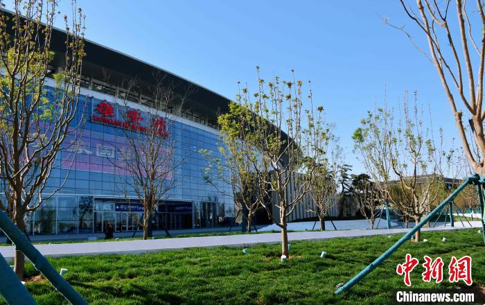 京雄城際鐵路雄安站配套工程———新月公園正式建成并開園迎客。　中鐵十二局集團(tuán)供圖