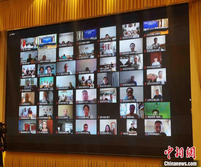 在俄羅斯的新疆籍僑胞、留學(xué)生代表等通過視頻連線與在中國新疆的僑眷“云相聚”。　胡嘉琛 攝