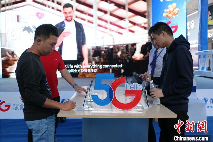 資料圖：民眾選購5G手機(jī)。<a target='_blank' href='http://www.chinanews.com/'>中新社</a>記者 林馨 攝