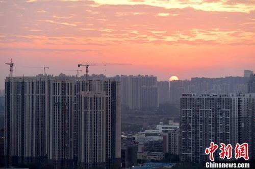 資料圖：成都城區(qū)一角，太陽正從東方升起。<a target='_blank' href='http://www.chinanews.com/'>中新社</a>記者 劉忠俊 攝